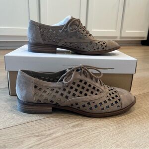 NEW IN BOX Jessica Simpson Dalasia Perforated Suede Oxford Taupe Size 9